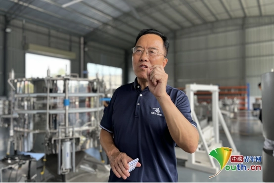 He Zhanxu introduces fine screening machinery.png